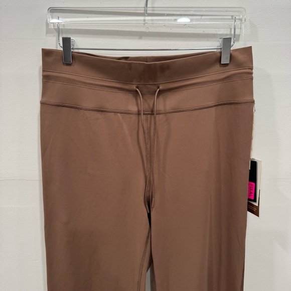 Vuori Daily Wideleg Pants in Clove XL - Picture 4 of 9